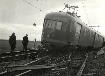 807733 Afbeelding van de CDk-bak van het ontspoorde electrische treinstel nr. 302 (mat. 1940) van de N.S. bij de ...